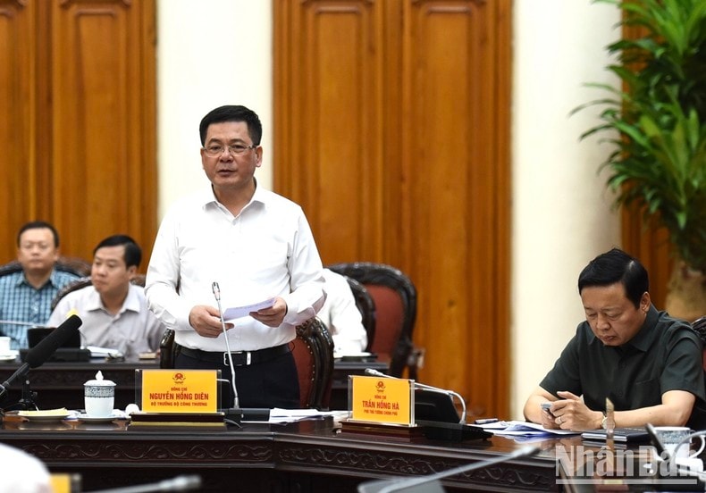 Bộ trưởng Công thương Nguyễn Hồng Diên báo cáo tại cuộc họp. (Ảnh: Trần Hải) Bộ trưởng Công thương Nguyễn Hồng Diên báo cáo tại cuộc họp. (Ảnh: Trần Hải)
