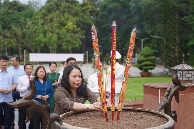 Phó Chủ tịch nước Võ Thị Ánh Xuân dâng hương tại Nghĩa trang Hàng Dương. Ảnh: TTXVN Phó Chủ tịch nước Võ Thị Ánh Xuân dâng hương tại Nghĩa trang Hàng Dương. Ảnh: TTXVN