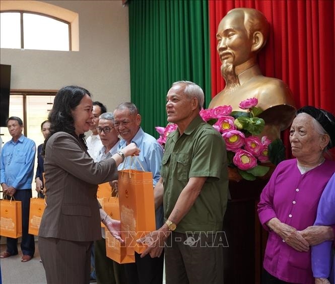 Phó Chủ tịch nước Võ Thị Ánh Xuân tặng quà 76 đối tượng chính sách, người có công, cựu tù chính trị đang sinh sống trên địa bàn huyện Côn Đảo. Ảnh: TTXVN Phó Chủ tịch nước Võ Thị Ánh Xuân tặng quà 76 đối tượng chính sách, người có công, cựu tù chính trị đang sinh sống trên địa bàn huyện Côn Đảo. Ảnh: TTXVN