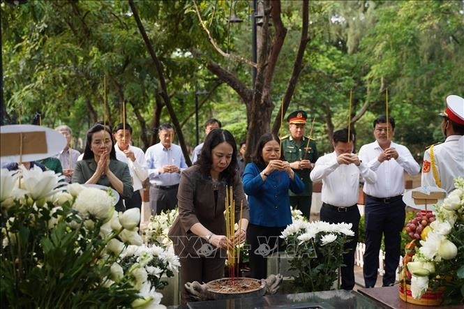 Phó Chủ tịch nước Võ Thị Ánh Xuân cùng Đoàn công tác dâng hương tại mộ Anh hùng Lực lượng vũ trang nhân dân Võ Thị Sáu tại Nghĩa trang Hàng Dương. Ảnh: TTXVN Phó Chủ tịch nước Võ Thị Ánh Xuân cùng Đoàn công tác dâng hương tại mộ Anh hùng Lực lượng vũ trang nhân dân Võ Thị Sáu tại Nghĩa trang Hàng Dương. Ảnh: TTXVN