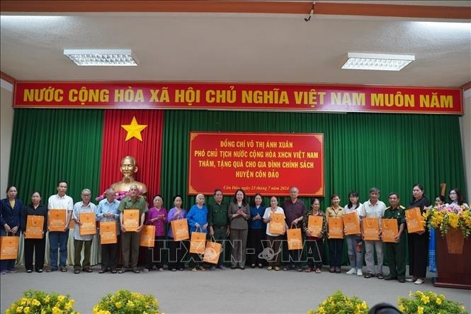 Phó Chủ tịch nước Võ Thị Ánh Xuân cùng Đoàn công tác tặng quà 76 đối tượng chính sách, người có công, cựu tù chính trị đang sinh sống trên địa bàn huyện Côn Đảo. Ảnh: TTXVN Phó Chủ tịch nước Võ Thị Ánh Xuân cùng Đoàn công tác tặng quà 76 đối tượng chính sách, người có công, cựu tù chính trị đang sinh sống trên địa bàn huyện Côn Đảo. Ảnh: TTXVN