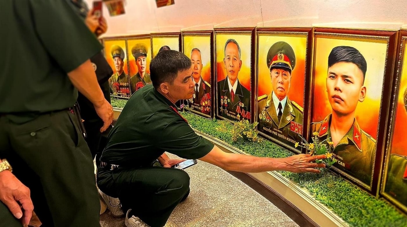 Những cựu chiến binh thăm lại chiến trường xưa đã xúc động tri ân đồng đội - liệt sĩ qua những bức ảnh nhóm Team Lee phục dựng.  (Ảnh: Team Lee cung cấp)
