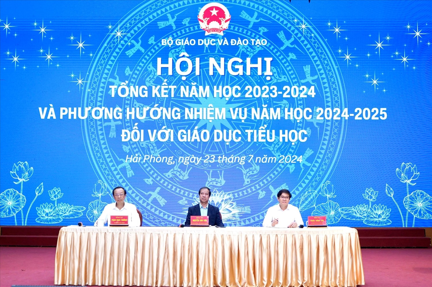 Bộ trưởng Nguyễn Kim Sơn, Thứ trưởng Phạm Ngọc Thưởng, Vụ trưởng Vụ Giáo dục Tiểu học Thái Văn Tài chủ trì Hội nghị Bộ trưởng Nguyễn Kim Sơn, Thứ trưởng Phạm Ngọc Thưởng, Vụ trưởng Vụ Giáo dục Tiểu học Thái Văn Tài chủ trì Hội nghị
