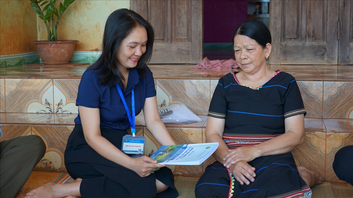 Điều tra viên thu thập thông tin hộ bà Bà Rơ Lan Hop (làng Tung, xã Ia Nan, huyện Đức Cơ) Điều tra viên thu thập thông tin hộ bà Bà Rơ Lan Hop (làng Tung, xã Ia Nan, huyện Đức Cơ)