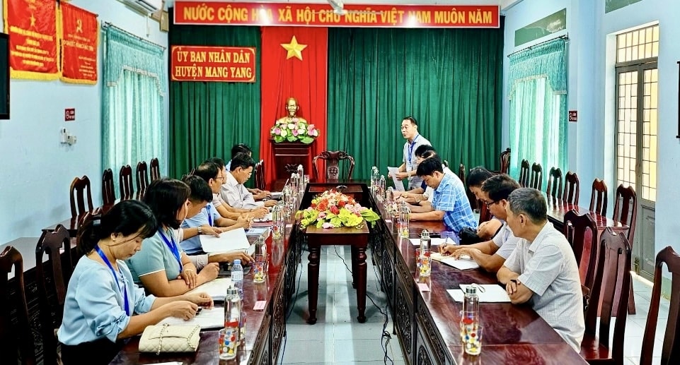Đoàn giám sát của Tổng cục Thống kê và Cục Thống kê tỉnh Gia Lai làm việc tại huyện Mang Yang về tình hình điều tra thực trạng KT- XH 53 dân tộc thiểu số tại địa bàn Đoàn giám sát của Tổng cục Thống kê và Cục Thống kê tỉnh Gia Lai làm việc tại huyện Mang Yang về tình hình điều tra thực trạng KT- XH 53 dân tộc thiểu số tại địa bàn