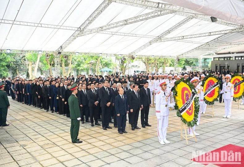 Đoàn Bộ Văn hóa, Thể thao và Du lịch viếng Tổng Bí thư Nguyễn Phú Trọng. (Ảnh: Nhandan.vn) Đoàn Bộ Văn hóa, Thể thao và Du lịch viếng Tổng Bí thư Nguyễn Phú Trọng. (Ảnh: Nhandan.vn)