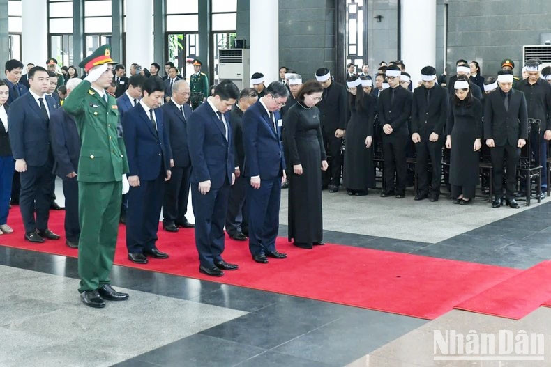 Đoàn Hội Nông dân viếng Tổng Bí thư Nguyễn Phú Trọng. (Ảnh: Nhandan.vn) Đoàn Hội Nông dân viếng Tổng Bí thư Nguyễn Phú Trọng. (Ảnh: Nhandan.vn)