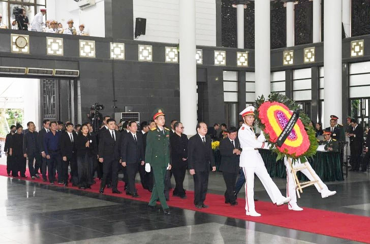 Đoàn Liên hiệp các Hội Văn học nghệ thuật viếng Tổng Bí thư Nguyễn Phú Trọng. (Ảnh: Nhandan.vn) Đoàn Liên hiệp các Hội Văn học nghệ thuật viếng Tổng Bí thư Nguyễn Phú Trọng. (Ảnh: Nhandan.vn)