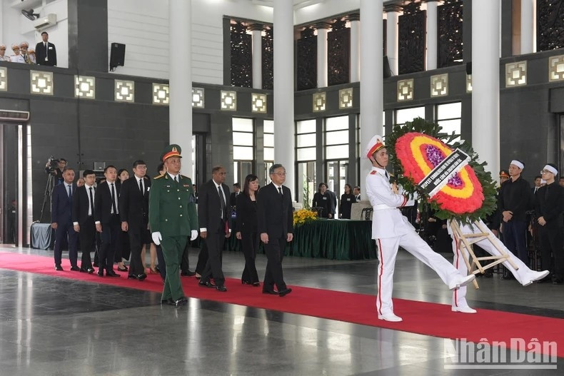 Đoàn nước Cộng hòa Singapore viếng Tổng Bí thư Nguyễn Phú Trọng. (Ảnh: Nhandan.vn) Đoàn nước Cộng hòa Singapore viếng Tổng Bí thư Nguyễn Phú Trọng. (Ảnh: Nhandan.vn)
