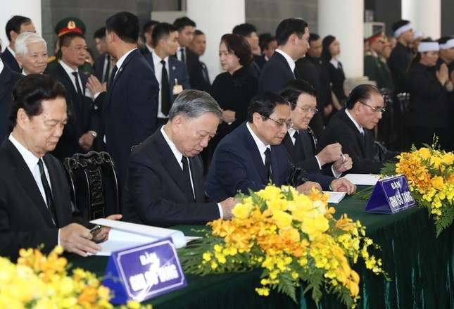 Chủ tịch nước Tô Lâm, Thủ tướng Phạm Minh Chính, nguyên Tổng Bí thư Nông Đức Mạnh, nguyên Chủ tịch nước Trương Tấn Sang, nguyên Thủ tướng Nguyễn Tấn Dũng ghi Sổ tang Tổng Bí thư Nguyễn Phú Trọng Chủ tịch nước Tô Lâm, Thủ tướng Phạm Minh Chính, nguyên Tổng Bí thư Nông Đức Mạnh, nguyên Chủ tịch nước Trương Tấn Sang, nguyên Thủ tướng Nguyễn Tấn Dũng ghi Sổ tang Tổng Bí thư Nguyễn Phú Trọng