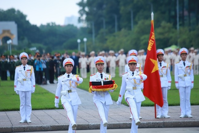 Đội tiêu binh Bộ Tư lệnh Bảo vệ Lăng Chủ tịch Hồ Chí Minh mang theo Quốc kỳ gắn băng tang tiến vào Quảng trường Ba Đình. (Ảnh: Tienphong.vn) Đội tiêu binh Bộ Tư lệnh Bảo vệ Lăng Chủ tịch Hồ Chí Minh mang theo Quốc kỳ gắn băng tang tiến vào Quảng trường Ba Đình. (Ảnh: Tienphong.vn)