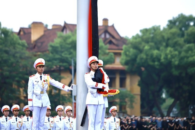 Lễ thượng cờ rủ được tiến hành trang nghiêm, tiêu binh không tung Quốc kỳ như thường lệ mà ôm trước ngực. (Ảnh: Tienphong.vn) Lễ thượng cờ rủ được tiến hành trang nghiêm, tiêu binh không tung Quốc kỳ như thường lệ mà ôm trước ngực. (Ảnh: Tienphong.vn)