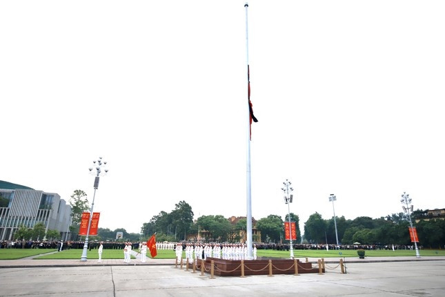 Đúng 6h sáng, cờ rủ được kéo lên tại quảng trường Ba Đình (Hà Nội) cùng dải băng đen. Quốc tang Tổng Bí thư Nguyễn Phú Trọng diễn ra trong 2 ngày. (Ảnh: Tienphong.vn) Đúng 6h sáng, cờ rủ được kéo lên tại quảng trường Ba Đình (Hà Nội) cùng dải băng đen. Quốc tang Tổng Bí thư Nguyễn Phú Trọng diễn ra trong 2 ngày. (Ảnh: Tienphong.vn)