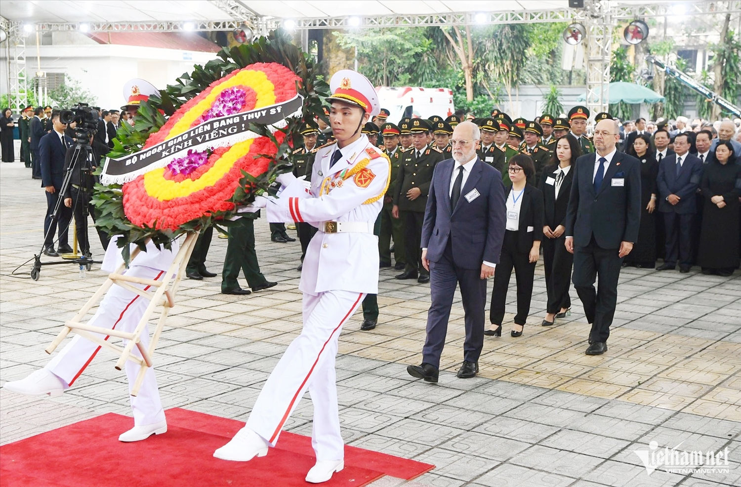 Quốc vụ khanh phụ trách Ngoại giao Thụy Sỹ vào viếng. (Ảnh: Vietnamnet.vn) Quốc vụ khanh phụ trách Ngoại giao Thụy Sỹ vào viếng. (Ảnh: Vietnamnet.vn)