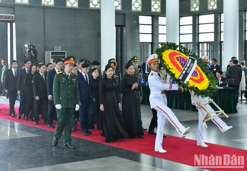 Đoàn Hà Nam viếng Tổng Bí thư Nguyễn Phú Trọng. (Ảnh: Nhandan.vn) Đoàn Hà Nam viếng Tổng Bí thư Nguyễn Phú Trọng. (Ảnh: Nhandan.vn)