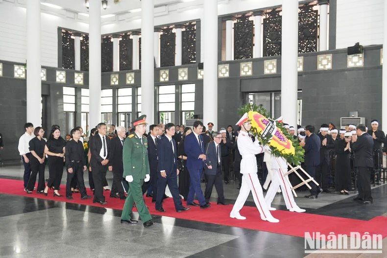 Đoàn Trường Nguyễn Gia Thiều viếng Tổng Bí thư Nguyễn Phú Trọng. (Ảnh: Nhandan.vn) Đoàn Trường Nguyễn Gia Thiều viếng Tổng Bí thư Nguyễn Phú Trọng. (Ảnh: Nhandan.vn)