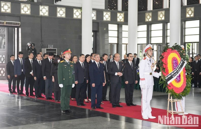 Đoàn Viện Hàn lâm Khoa học xã hội Việt Nam viếng Tổng Bí thư Nguyễn Phú Trọng. (Ảnh: Nhandan.vn) Đoàn Viện Hàn lâm Khoa học xã hội Việt Nam viếng Tổng Bí thư Nguyễn Phú Trọng. (Ảnh: Nhandan.vn)