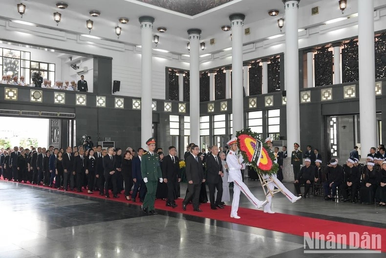 Đoàn Cộng đồng người Việt ở nước ngoài viếng Tổng Bí thư Nguyễn Phú Trọng. (Ảnh: Nhandan.vn) Đoàn Cộng đồng người Việt ở nước ngoài viếng Tổng Bí thư Nguyễn Phú Trọng. (Ảnh: Nhandan.vn)