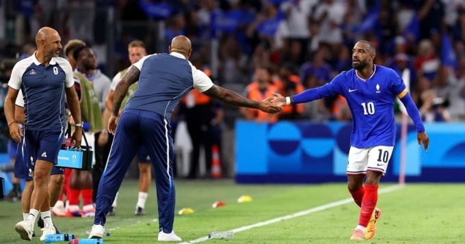 Lacazette bắt tay HLV Thierry Henry trong trận Pháp - Mỹ ở vòng bảng bóng đá nam Olympic 2024 (Ảnh: AP) Lacazette bắt tay HLV Thierry Henry trong trận Pháp - Mỹ ở vòng bảng bóng đá nam Olympic 2024 (Ảnh: AP)