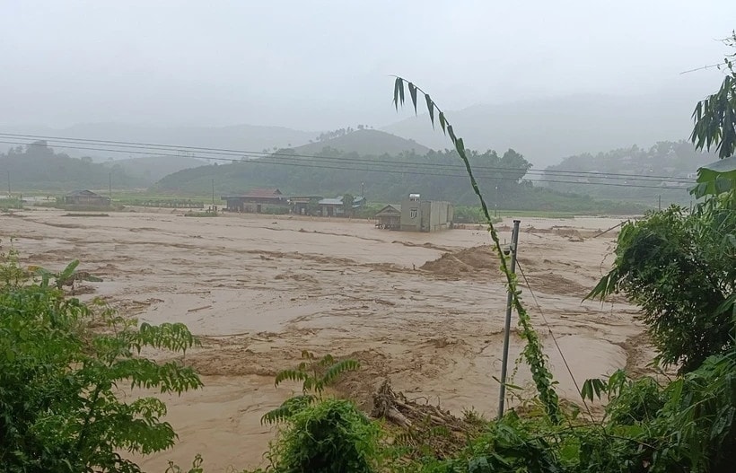 Khoảng 1.000ha lúa, cỏ chăn nuôi, ao cá tại 28 xã trên địa bàn huyện Thuận Châu (Sơn La) bị ngập, nhiều căn nhà bị cuốn trôi, một số tuyến đường bị ngập, sạt lở. Khoảng 1.000ha lúa, cỏ chăn nuôi, ao cá tại 28 xã trên địa bàn huyện Thuận Châu (Sơn La) bị ngập, nhiều căn nhà bị cuốn trôi, một số tuyến đường bị ngập, sạt lở.