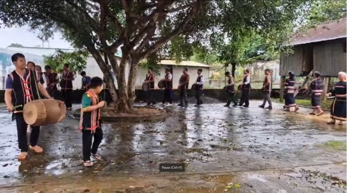 Bà con làng Kép, phường Đống Đa, Thành phố Pleiku, tỉnh Gia Lai, tấu lên bài chiêng buồn dưới trời mưa, tiễn biệt người lãnh đạo của nhân dân Bà con làng Kép, phường Đống Đa, Thành phố Pleiku, tỉnh Gia Lai, tấu lên bài chiêng buồn dưới trời mưa, tiễn biệt người lãnh đạo của nhân dân