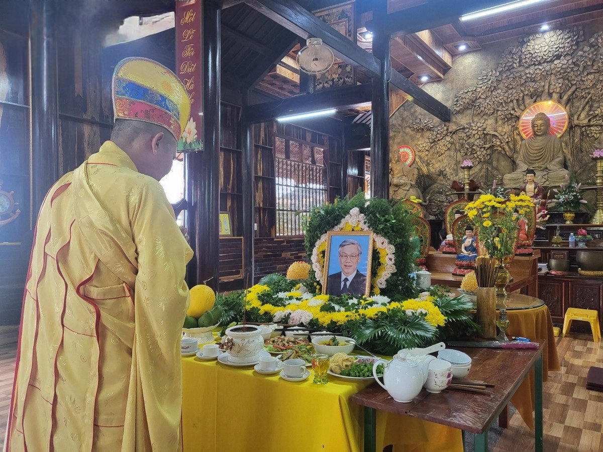 Bà con người Mnông, Êđê, người Lào và tăng ni phật tử chùa Long Thọ, xã Ea Nuôl, huyện biên giới Buôn Đôn, tỉnh Đắk Lắk, lập ban thờ viếng Tổng Bí thư Bà con người Mnông, Êđê, người Lào và tăng ni phật tử chùa Long Thọ, xã Ea Nuôl, huyện biên giới Buôn Đôn, tỉnh Đắk Lắk, lập ban thờ viếng Tổng Bí thư