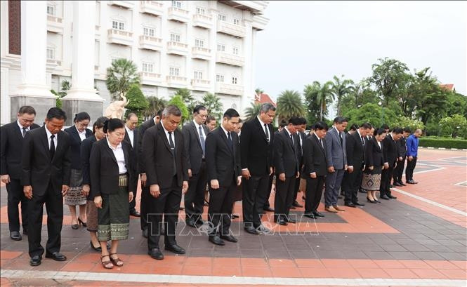 Cán bộ, nhân viên Văn phòng Thủ tướng Lào tưởng niệm Tổng Bí thư Nguyễn Phú Trọng tại Lễ Quốc tang. Ảnh: Xuân Tú/Pv TTXVN tại Lào Cán bộ, nhân viên Văn phòng Thủ tướng Lào tưởng niệm Tổng Bí thư Nguyễn Phú Trọng tại Lễ Quốc tang. Ảnh: Xuân Tú/Pv TTXVN tại Lào
