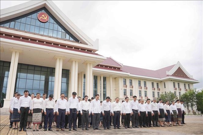 Các cán bộ, nhân viên Văn phòng Trung ương Đảng dành một phút mặc niệm, bày tỏ niềm tiếc thương sâu sắc trước sự ra đi của đồng chí Tổng Bí thư Nguyễn Phú Trọng. (Ảnh: Đỗ Bá Thành/TTXVN) Các cán bộ, nhân viên Văn phòng Trung ương Đảng dành một phút mặc niệm, bày tỏ niềm tiếc thương sâu sắc trước sự ra đi của đồng chí Tổng Bí thư Nguyễn Phú Trọng. (Ảnh: Đỗ Bá Thành/TTXVN)