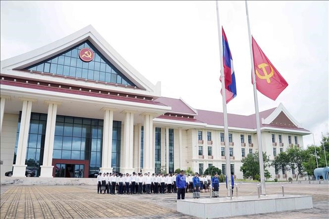 Lễ treo cờ rủ tại Văn phòng Trung ương Đảng NDCM Lào. Ảnh: Đỗ Bá Thành/Pv TTXVN tại Lào Lễ treo cờ rủ tại Văn phòng Trung ương Đảng NDCM Lào. Ảnh: Đỗ Bá Thành/Pv TTXVN tại Lào