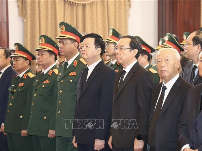 Lãnh đạo Thành phố Hồ Chí Minh viếng Tổng Bí thư Nguyễn Phú Trọng tại Hội trường Thống Nhất, ngày 25/7/2024. Ảnh: TTXVN Lãnh đạo Thành phố Hồ Chí Minh viếng Tổng Bí thư Nguyễn Phú Trọng tại Hội trường Thống Nhất, ngày 25/7/2024. Ảnh: TTXVN