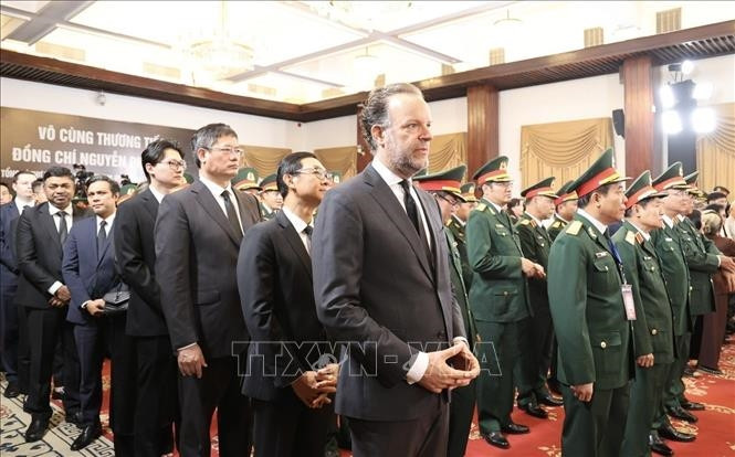 Đại diện các cơ quan ngoại giao đoàn tại Thành phố Hồ Chí Minh dự lễ viếng. Ảnh: TTXVN Đại diện các cơ quan ngoại giao đoàn tại Thành phố Hồ Chí Minh dự lễ viếng. Ảnh: TTXVN