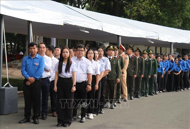 Đại diện các cơ quan đoàn thể vào viếng Tổng Bí thư Nguyễn Phú Trọng tại Hội trường Thống Nhất, Thành phố Hồ Chí Minh. Ảnh: Thu Hương/TTXVN Đại diện các cơ quan đoàn thể vào viếng Tổng Bí thư Nguyễn Phú Trọng tại Hội trường Thống Nhất, Thành phố Hồ Chí Minh. Ảnh: Thu Hương/TTXVN