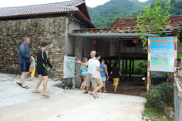Ông Ngôn Văn Toàn (áo trắng) niềm nở đón khách đến nghỉ dưỡng tại homstay của gia đình. Ông Ngôn Văn Toàn (áo trắng) niềm nở đón khách đến nghỉ dưỡng tại homstay của gia đình.