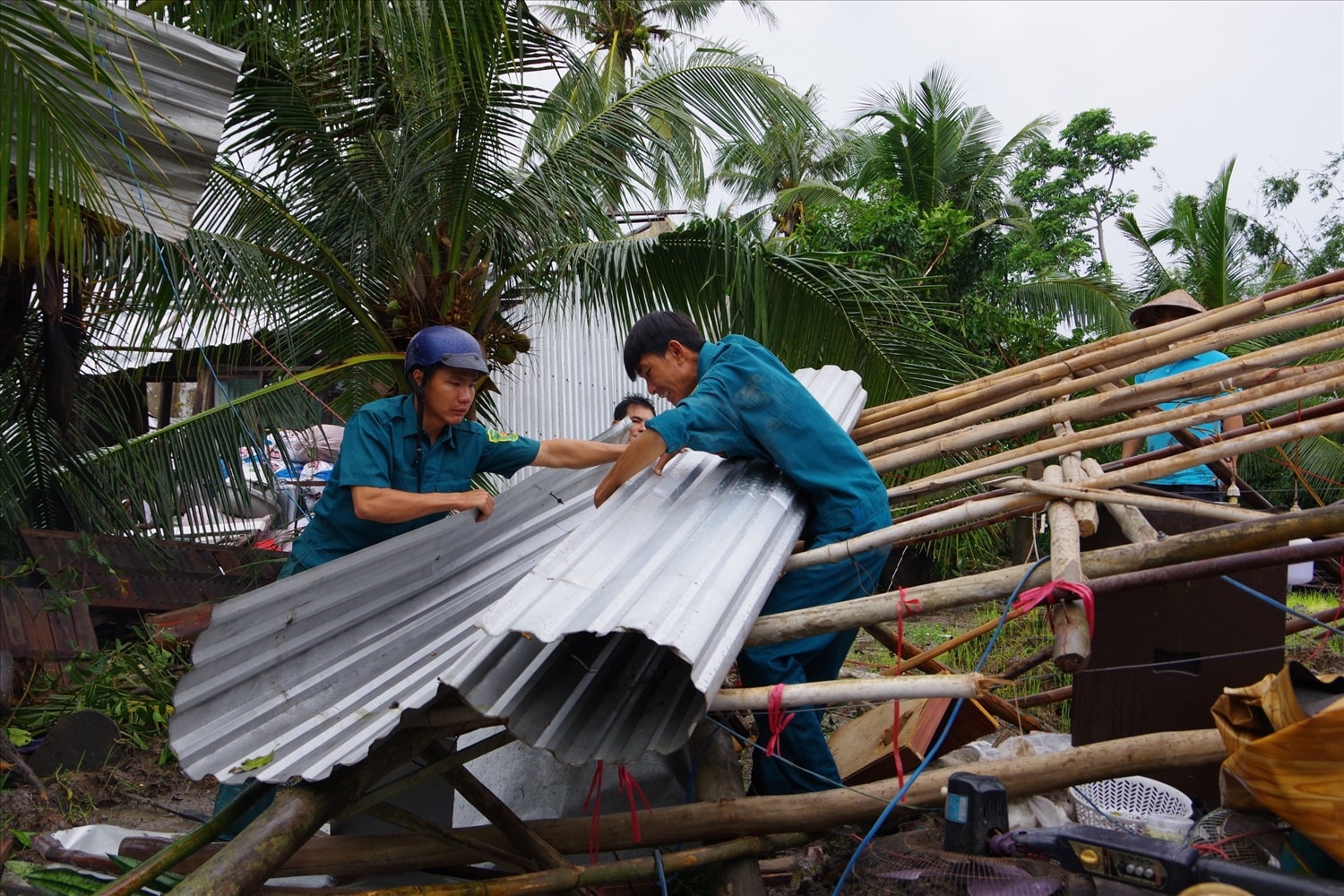 Các lực lượng tập trung hỗ trợ người dân trên địa bàn huyện Vị Thuỷ ( Hậu Giang) bị ảnh hưởng thiên tai sớm ổn định cuộc sống Các lực lượng tập trung hỗ trợ người dân trên địa bàn huyện Vị Thuỷ ( Hậu Giang) bị ảnh hưởng thiên tai sớm ổn định cuộc sống