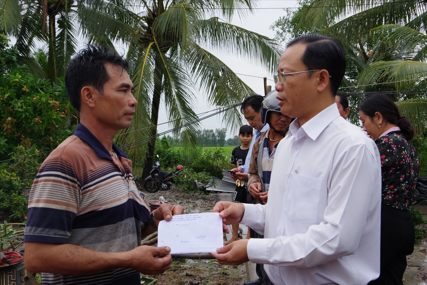 Đại diện lãnh đạo huyện Vị Thuỷ trao tiền hỗ trợ đến các hộ dân bị thiệt hại nhà do ảnh hưởng bão số 2 Đại diện lãnh đạo huyện Vị Thuỷ trao tiền hỗ trợ đến các hộ dân bị thiệt hại nhà do ảnh hưởng bão số 2