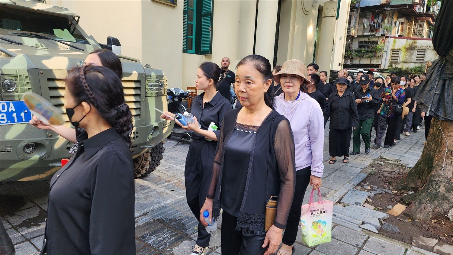 Cô Oanh và nhóm bạn đến từ Bắc Ninh đã kịp gửi xe đạp, xếp hàng trong dòng người chờ vào viếng Cô Oanh và nhóm bạn đến từ Bắc Ninh đã kịp gửi xe đạp, xếp hàng trong dòng người chờ vào viếng