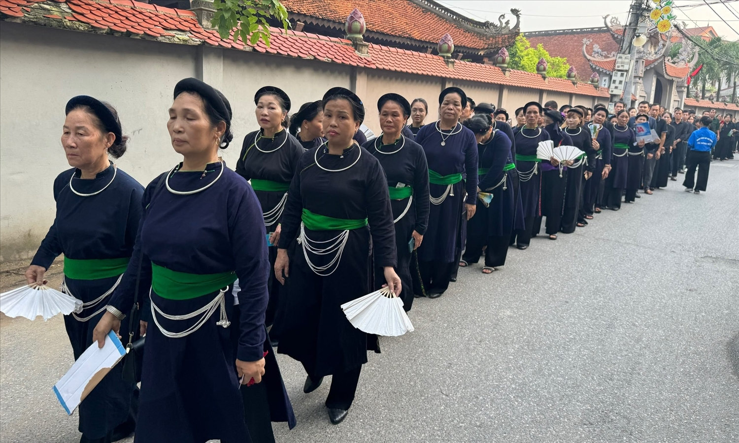 Nhóm đồng bào dân tộc Tày vượt gần 400km từ Cam Đường (Lào Cai) để về Hà Nội viếng Tổng Bí Thư Nguyễn Phú Trọng Đoàn đồng bào dân tộc Tày vượt gần 400km từ Cam Đường (Lào Cai) để về Hà Nội viếng Tổng Bí Thư Nguyễn Phú Trọng