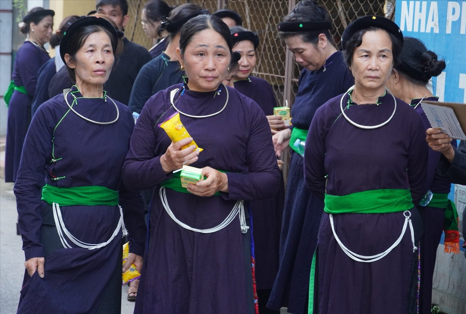 Bà Hà cùng mọi người trong đonà nhận bánh, sữa tình nguyện viên trao cho sau chuyến xe xuyên đêm về viếng Tổng Bí thư Bà Hà cùng mọi người trong đonà nhận bánh, sữa tình nguyện viên trao cho sau chuyến xe xuyên đêm về viếng Tổng Bí thư