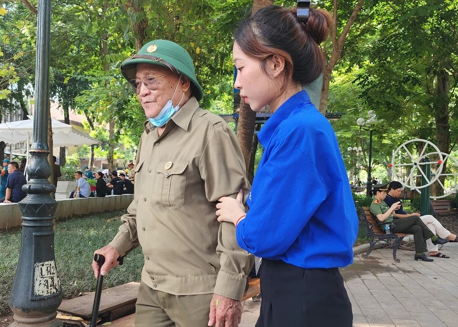 Ông Thực (82 tuổi, đến từ Bắc Giang) đã thức cả đêm qua để chờ được viếng Ông Thực (82 tuổi, đến từ Bắc Giang) đã thức cả đêm qua để chờ được viếng