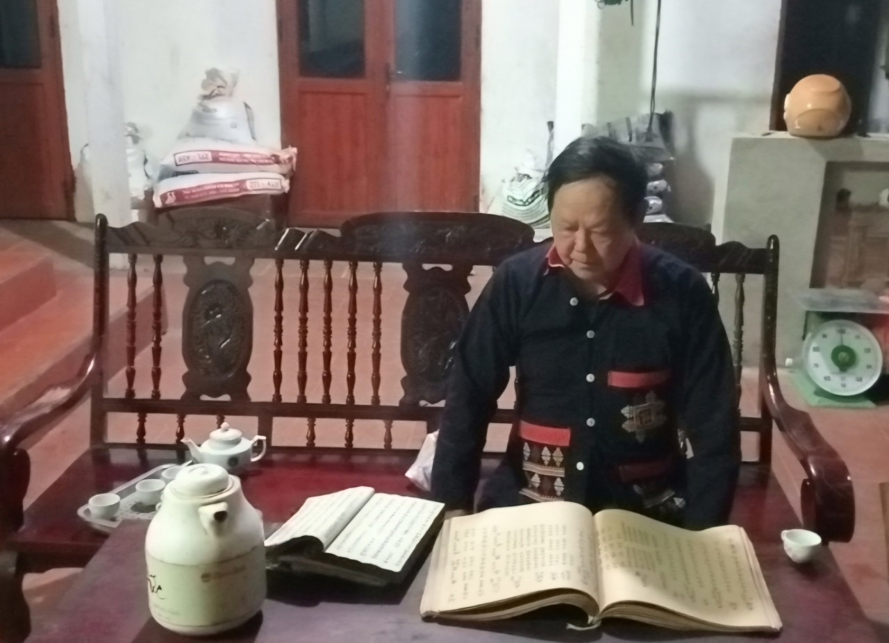 Đến nay, ông Bàn Đức Báo đang cất giữ gần 30 cuốn sách cổ Đến nay, ông Bàn Đức Báo đang cất giữ gần 30 cuốn sách cổ