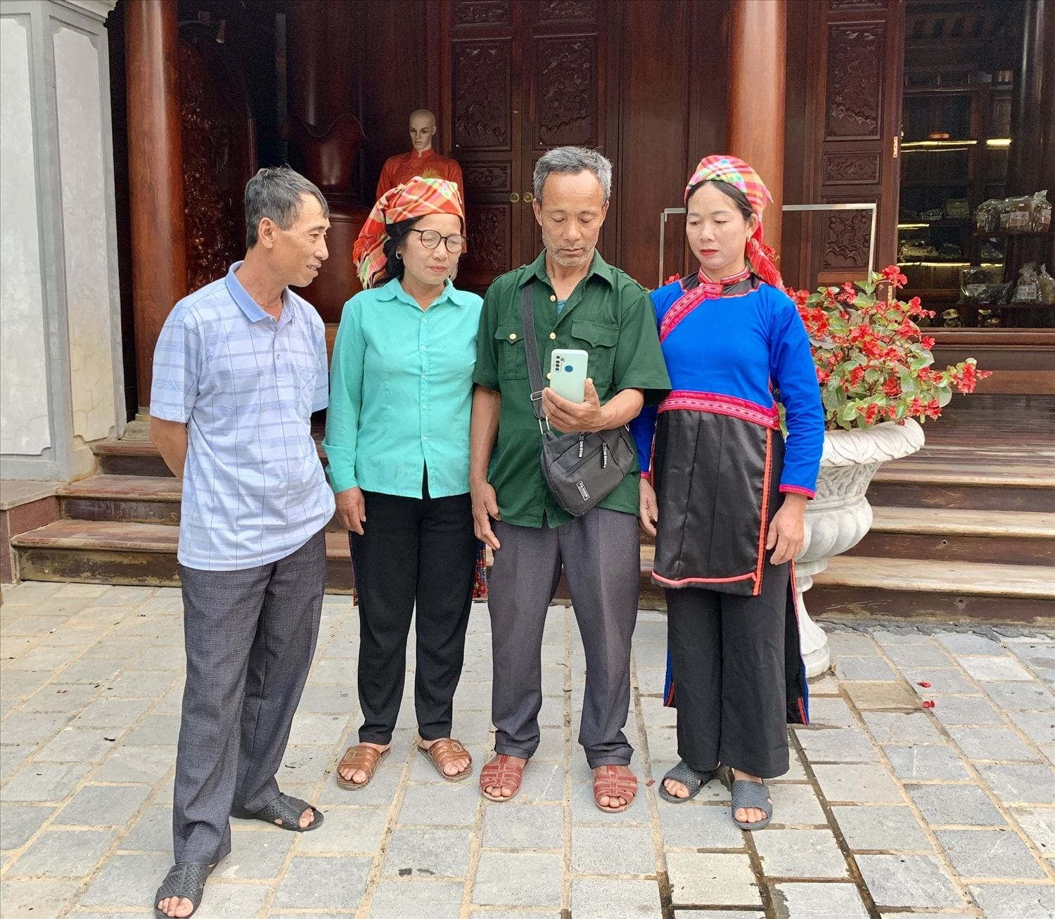Người có uy tín tỉnh Điện Biên chia sẻ kinh nghiệm sử dụng điện thoại thông minh Người có uy tín tỉnh Điện Biên chia sẻ kinh nghiệm sử dụng điện thoại thông minh