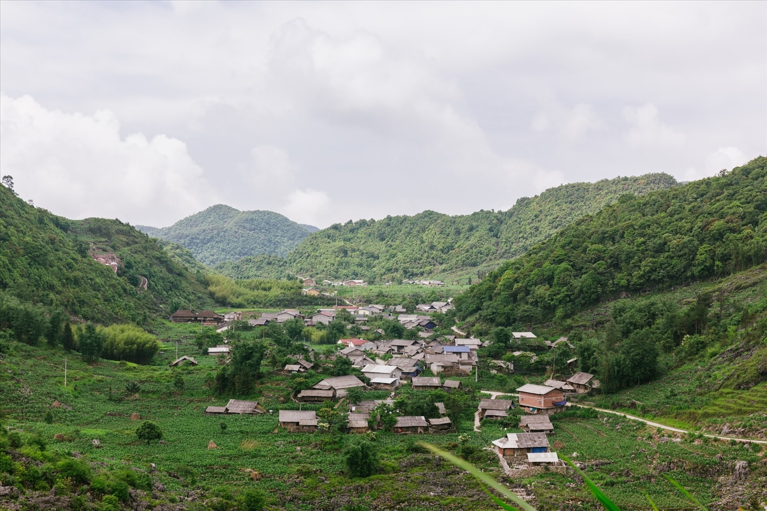 Thôn Há Ía, xã Cán Chu Phìn, huyện Mèo Vạc, tỉnh Hà Giang Thôn Há Ía, xã Cán Chu Phìn, huyện Mèo Vạc, tỉnh Hà Giang