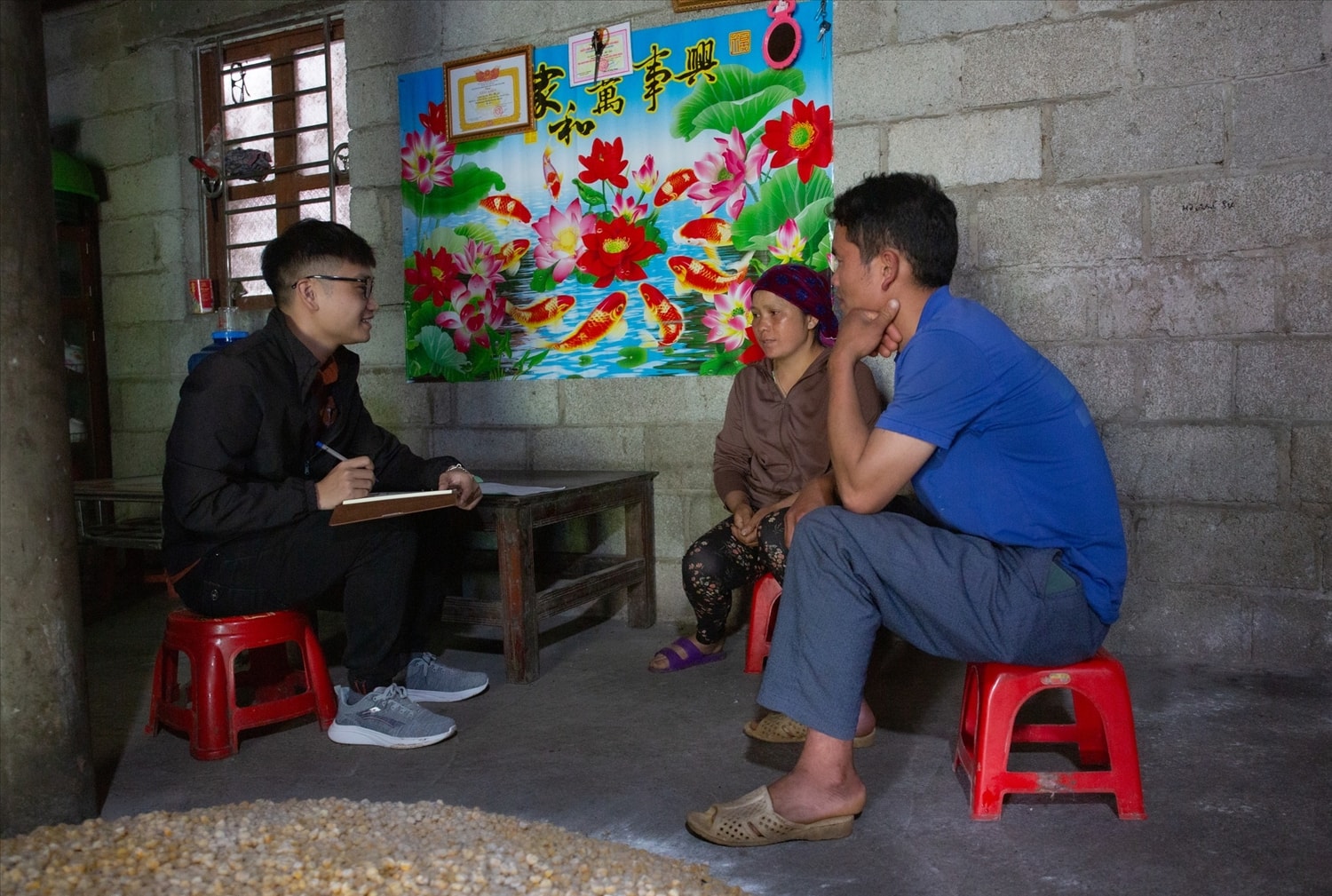 Phóng viên Báo Dân tộc và Phát triển, Trưởng thôn Há Ía Vừ Mí Cáy trò chuyện cùng chị Vừ Thị Say về mô hình phát triển kinh tế của gia đình. Phóng viên Báo Dân tộc và Phát triển, Trưởng thôn Há Ía Vừ Mí Cáy trò chuyện cùng chị Vừ Thị Say về mô hình phát triển kinh tế của gia đình.