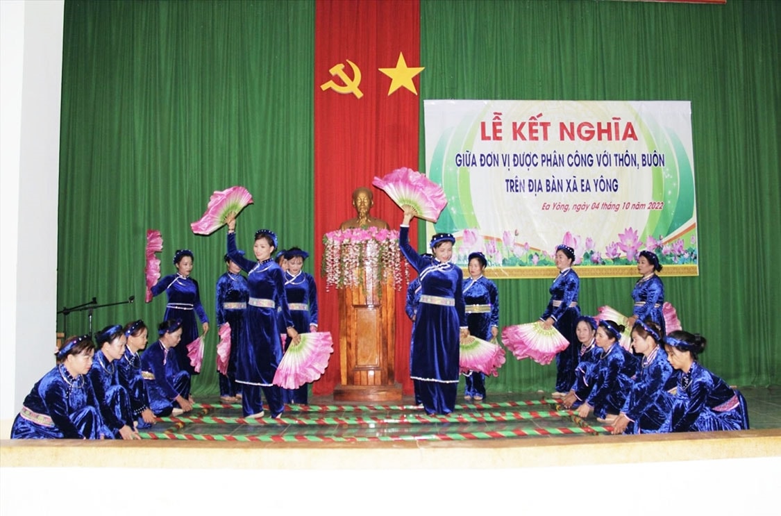 Lễ kết nghĩa giữa cơ quan, đơn vị được phân công với thôn, buôn đồng bào DTTS xã Ea Yông (Q.Hùng)