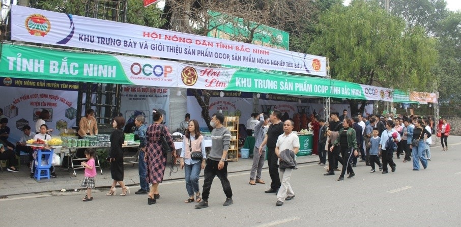 Trong không gian sinh hoạt văn hóa mang đậm tính truyền thống của Lễ Hội Lim Xuân Giáp Thìn 2024, nổi lên những gian hàng trưng bày sản phẩm OCOP của Hội Nông dân các huyện, TX, TP trên địa bàn tỉnh Bắc Ninh đã thu hút đông đảo du khách đến tham quan, thưởng thức và mua sắm. Trong không gian sinh hoạt văn hóa mang đậm tính truyền thống của Lễ Hội Lim Xuân Giáp Thìn 2024, nổi lên những gian hàng trưng bày sản phẩm OCOP của Hội Nông dân các huyện, TX, TP trên địa bàn tỉnh Bắc Ninh đã thu hút đông đảo du khách đến tham quan, thưởng thức và mua sắm.