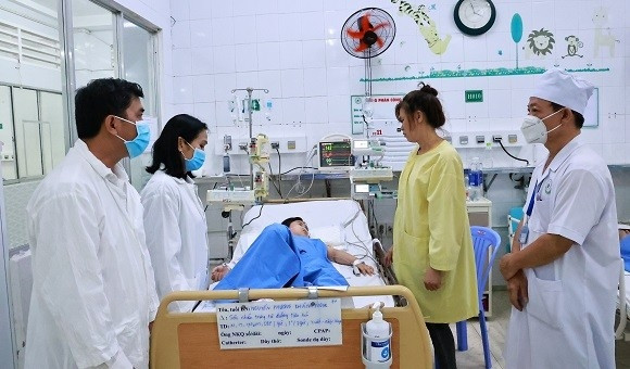 Bệnh nhân vụ ngộ độc bánh mì xảy ra tại TP. Long Khánh, tỉnh Đồng Nai ngày 30/4/2024 phải điều trị dài ngày tại bệnh viện. Bệnh nhân vụ ngộ độc bánh mì xảy ra tại TP. Long Khánh, tỉnh Đồng Nai ngày 30/4/2024 phải điều trị dài ngày tại bệnh viện.