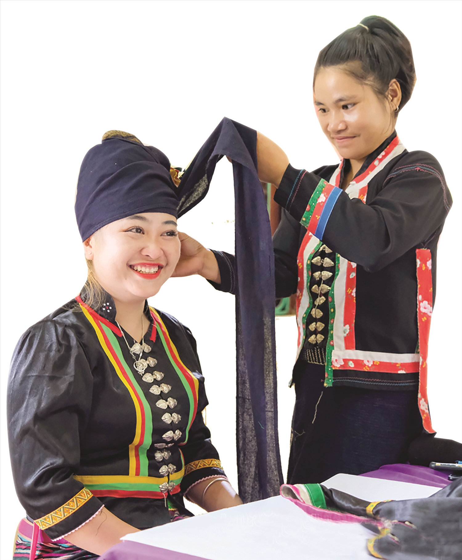 Phụ nữ Cống chỉnh trang trang phục truyền thống. Phụ nữ Cống chỉnh trang trang phục truyền thống.
