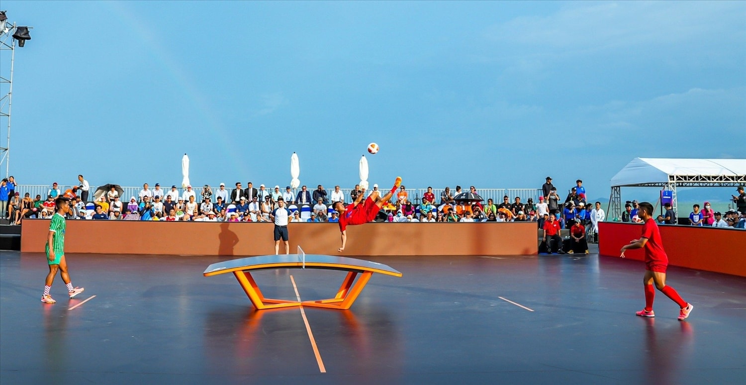 Những pha bóng hấp dẫn của môn Teqball  thu hút nhiều người xem