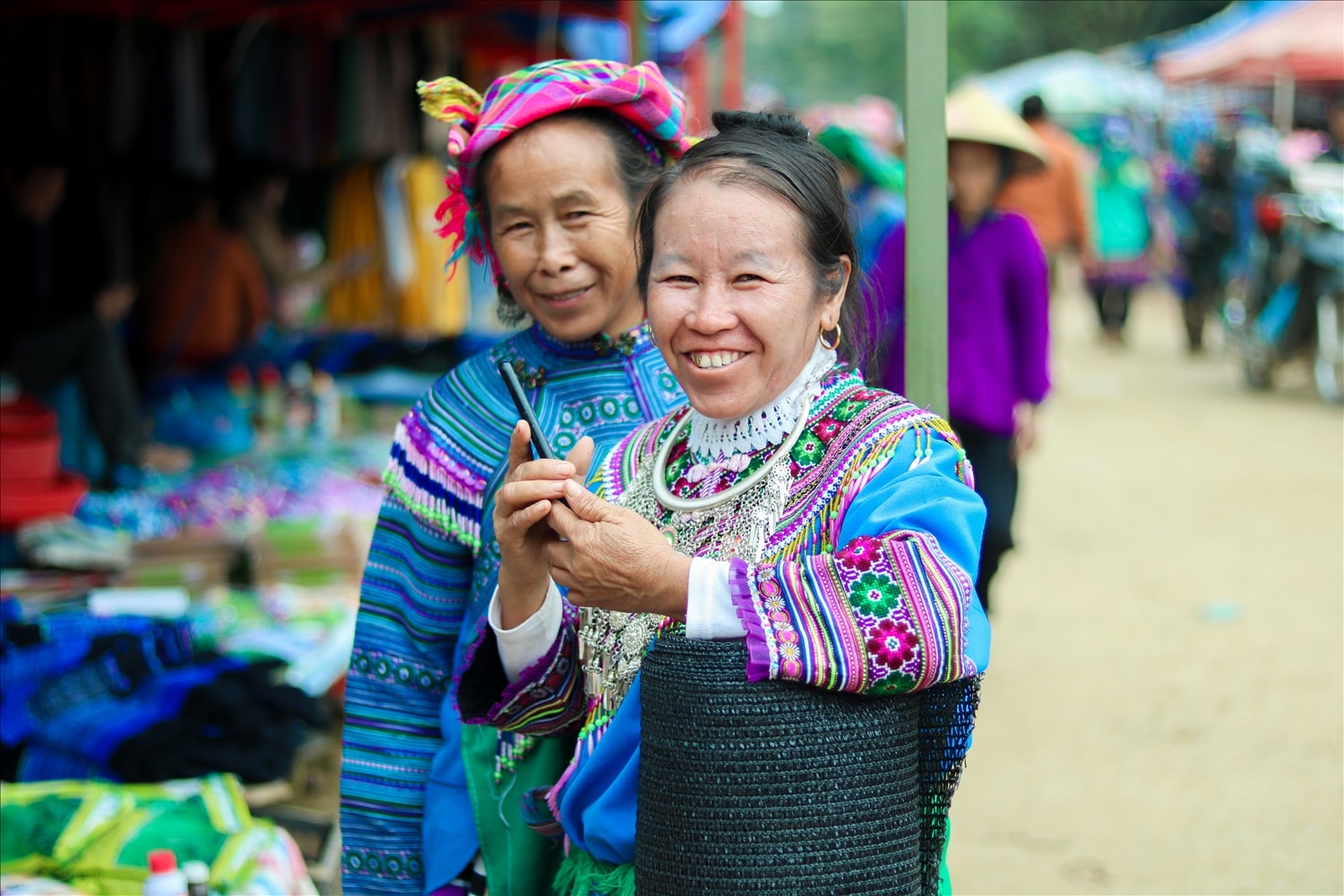 Thông qua ứng dVới điện thoại thông minh phụ nữ huyện Hoàng Su Phì dễ dàng tiếp cận các văn bản chính sách thông qua các fanpage Facebook, nhóm Zalo của Hội LHPN các xã, thị trấn Thông qua ứng dVới điện thoại thông minh phụ nữ huyện Hoàng Su Phì dễ dàng tiếp cận các văn bản chính sách thông qua các fanpage Facebook, nhóm Zalo của Hội LHPN các xã, thị trấn