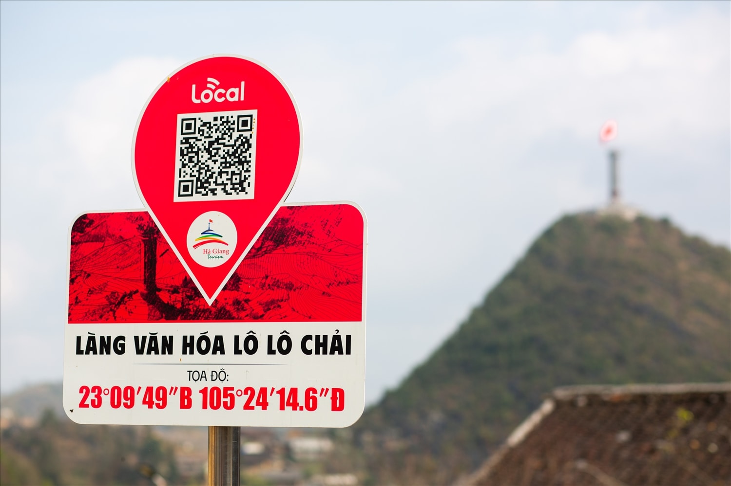 Việc quét mã QR để tìm hiểu thông tin về địa điểm du lịch đã trở nên quen thuộc khi du khách đến với Hà Giang Việc quét mã QR để tìm hiểu thông tin về địa điểm du lịch đã trở nên quen thuộc khi du khách đến với Hà Giang